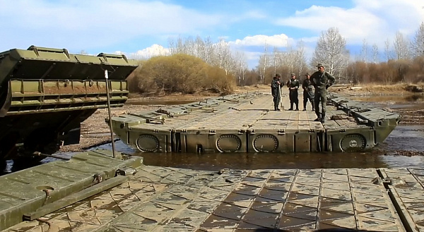 Фото В Джидинском районе военные построят для местных переправу через реку