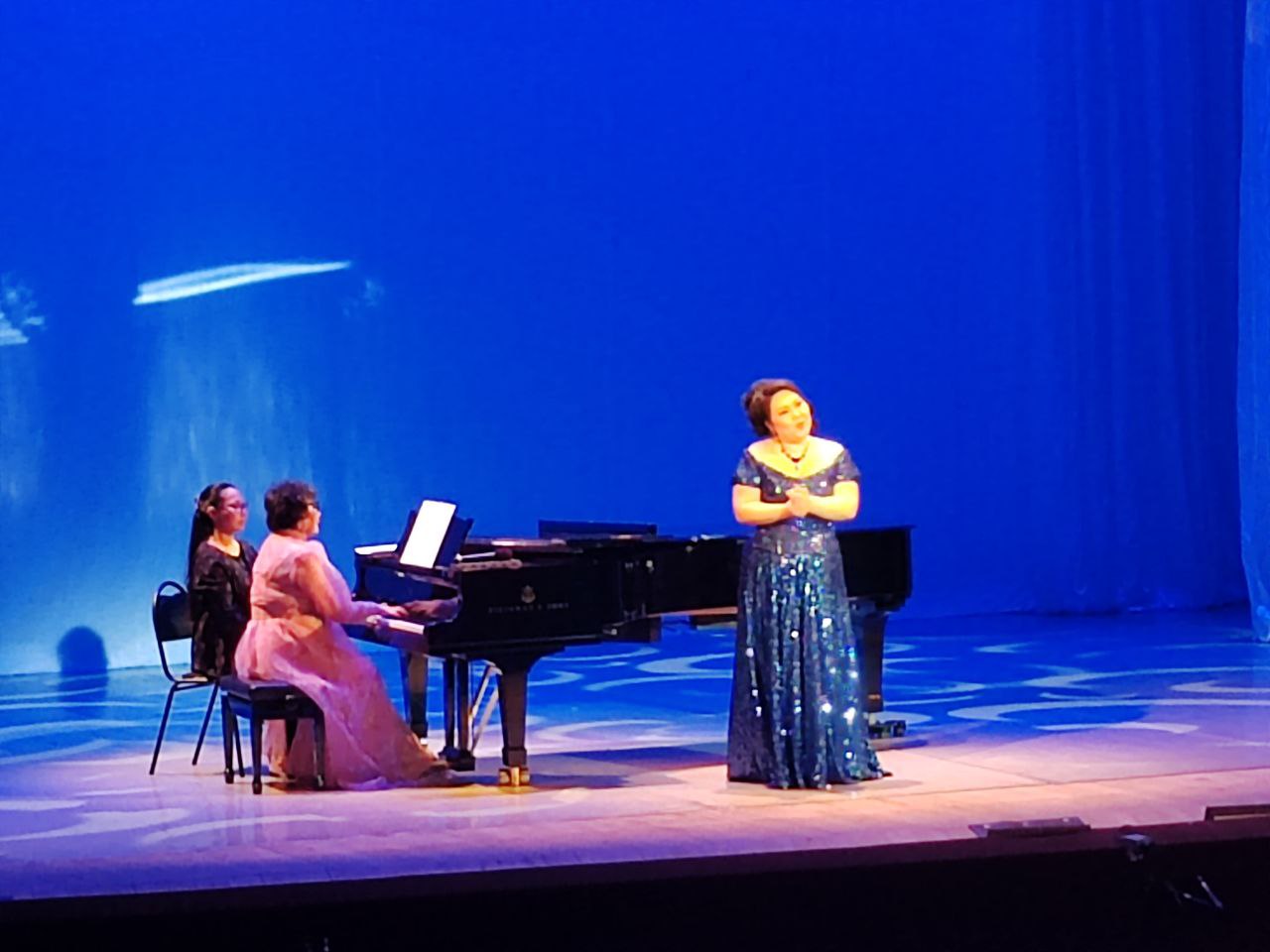 Фото В Бурятии молодых звезд оперы вместе с Даримой Линховоин засыпали цветами