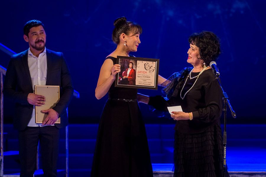 Фото В Бурятии известная актриса вручила собственные именные премии 