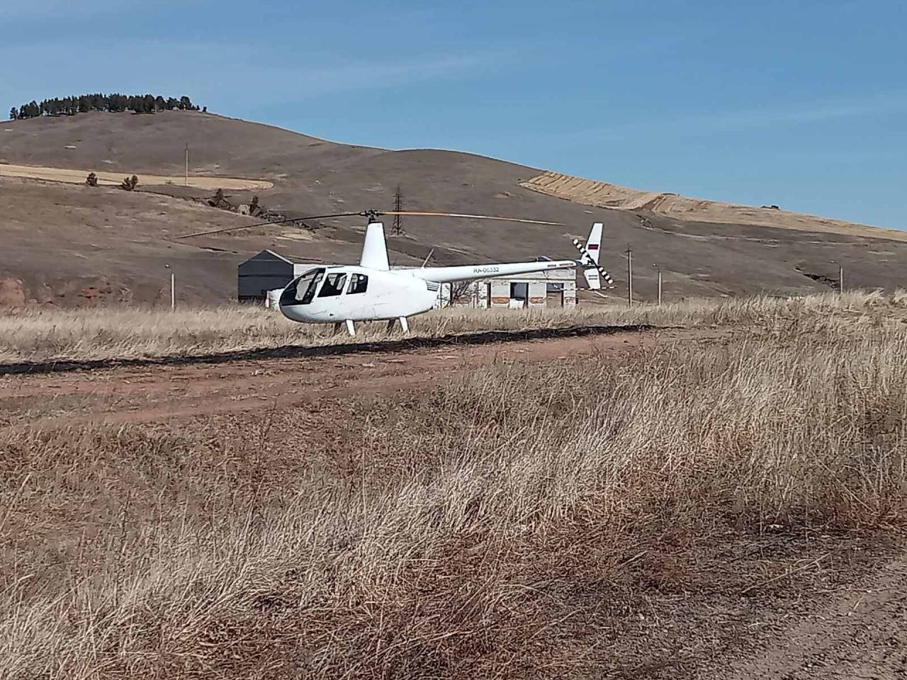 Фото В селе Бурятии жители гадают о причинах появления белого вертолёта