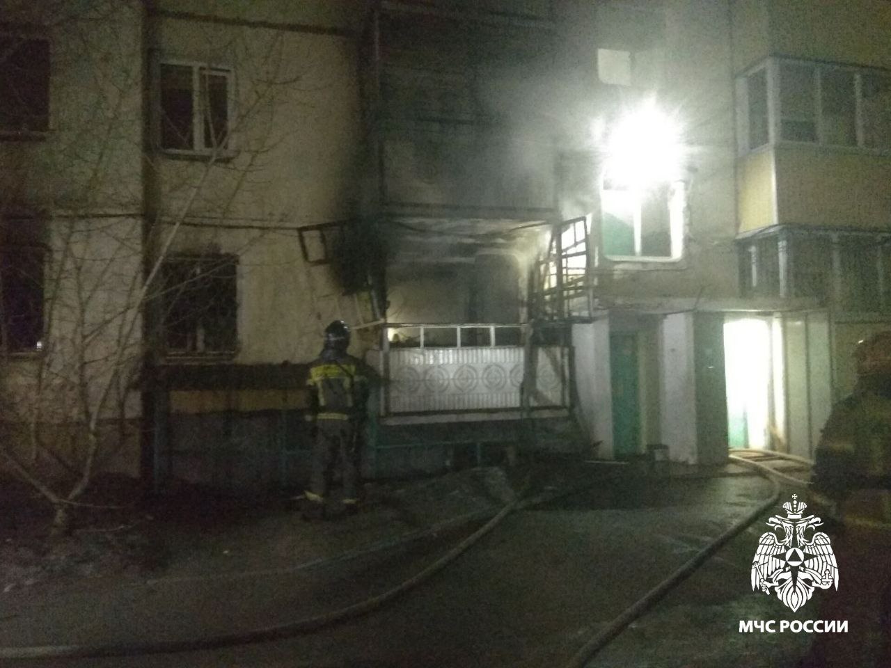 Фото В Улан-Удэ на проспекте Строителей полностью сгорела квартира. Объявлен сбор помощи.