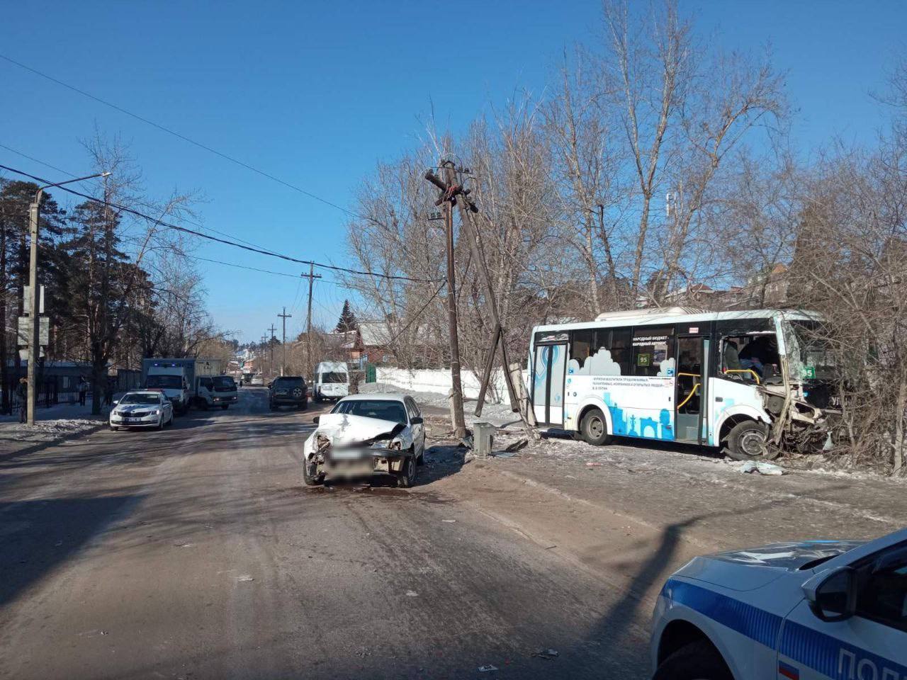 Фото В Улан-Удэ автобус снес стоявшую на дороге иномарку и опору освещения
