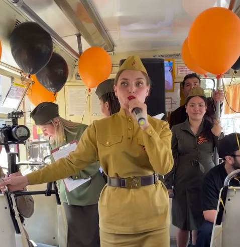 Фото В «Трамвае Победы» для улан-удэнцев прозвучали песни военных лет