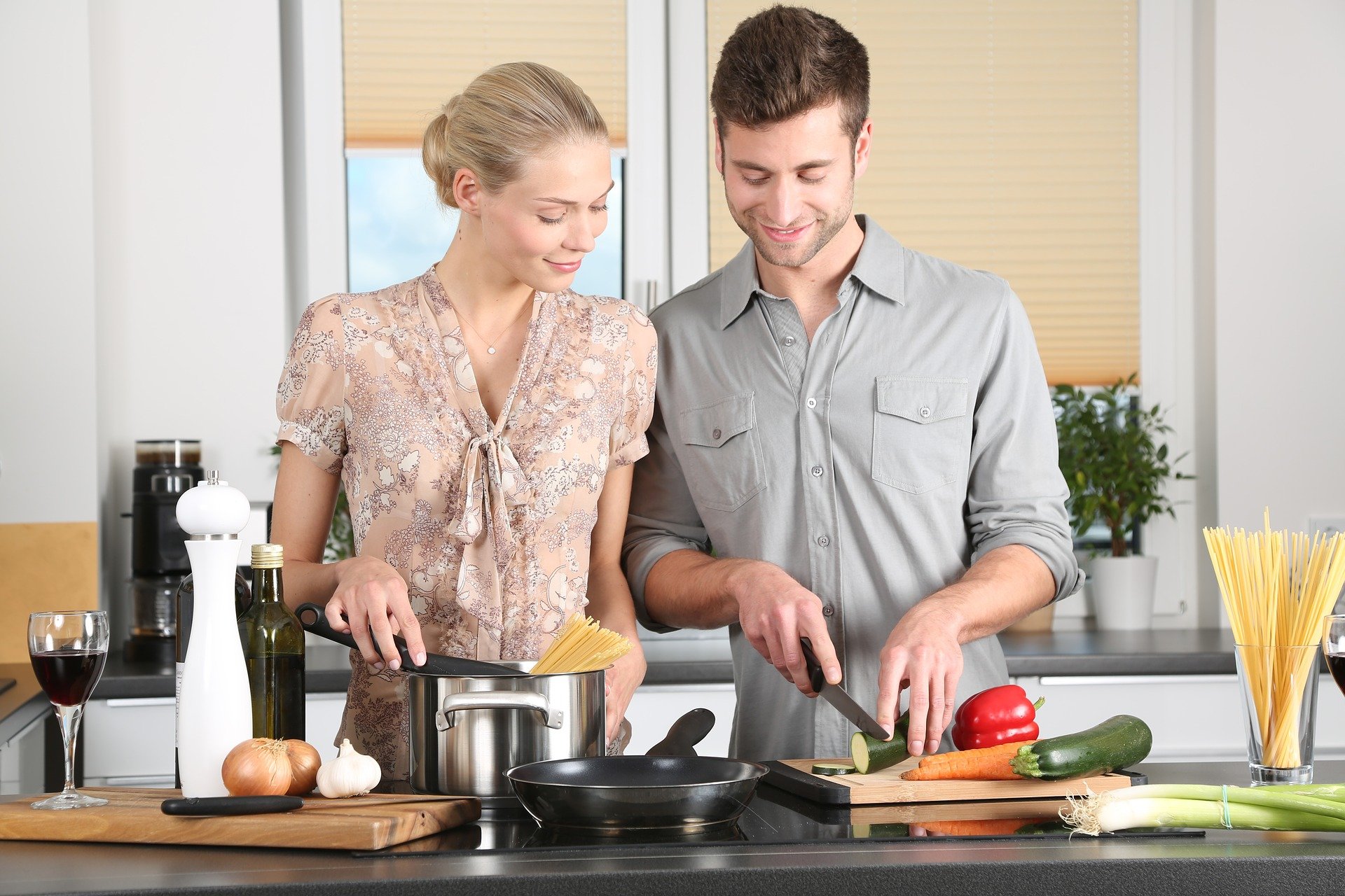 Парень занимается любовью с двумя любительницами готовить оладьи на кухне