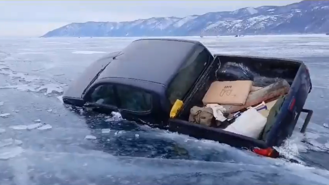 Фото В трещины на льду Байкала проваливается по несколько автомобилей в день