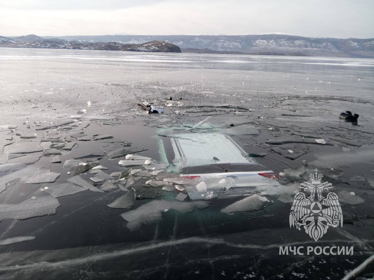 Фото Компания с ребенком едва не утонула в автомобиле на Байкале