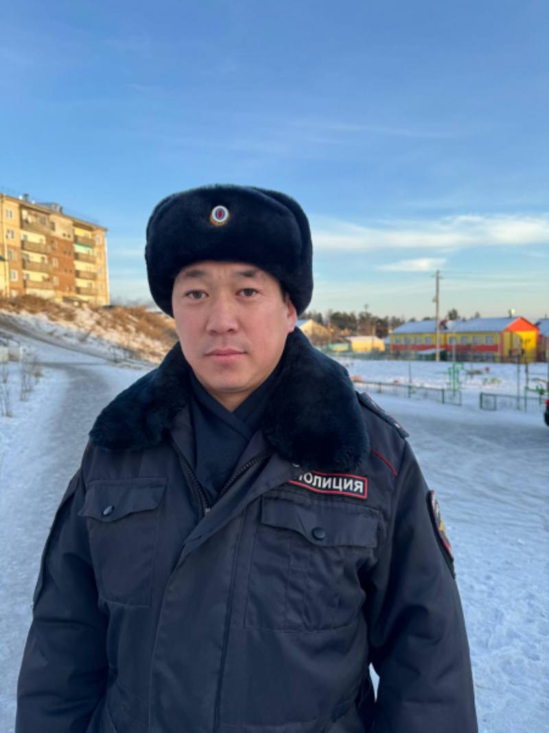 Фото Вынес на руках: в Бурятии полицейский спас мужчину от смерти на морозе