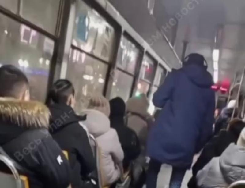 Фото Пассажиров трамвая в Улан-Удэ привел в ужас мужчина с ножом