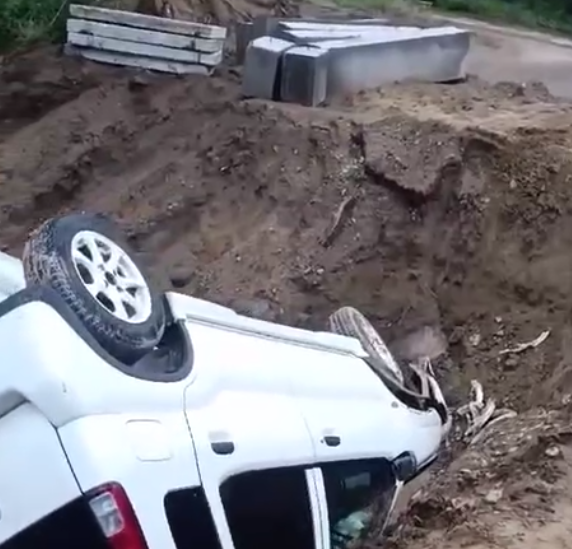 Фото В Улан-Удэ автомобиль угодил в яму разрытой теплотрассы