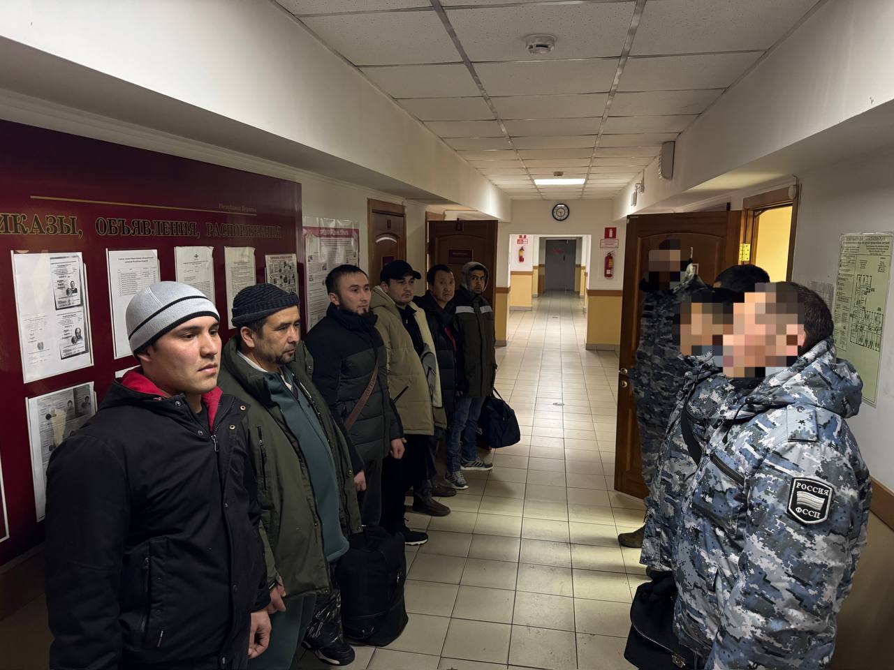 Фото Из Бурятии выдворили китайца за незаконную колку дров