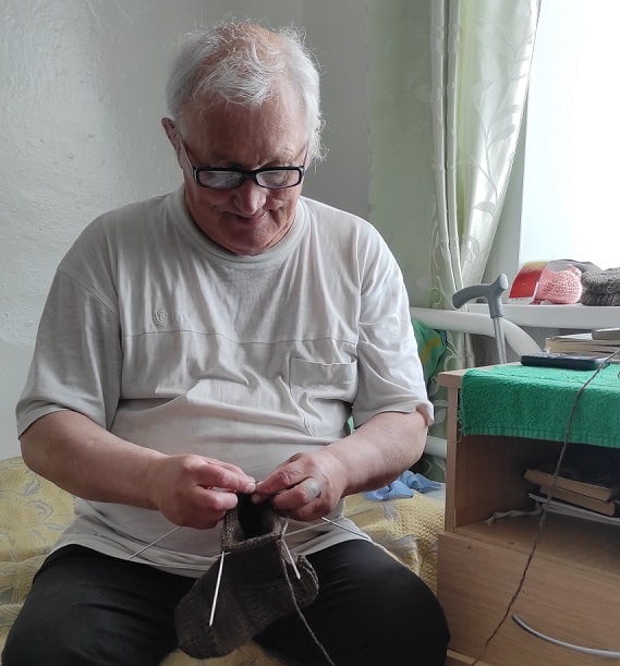 Фото В Бурятии в доме престарелых вяжут носки и балаклавы для мобилизованных