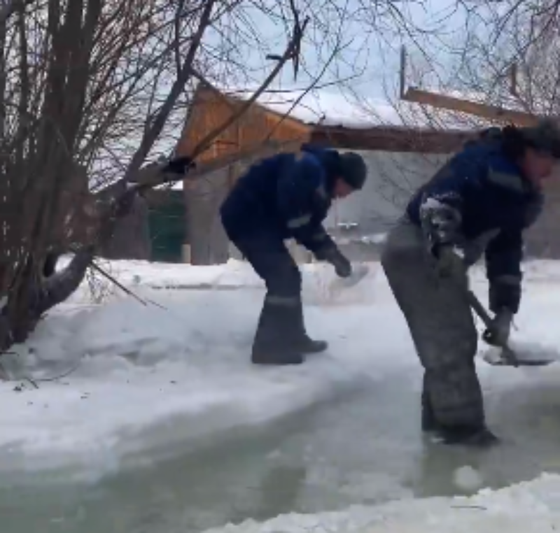Фото В пригороде Улан-Удэ вода из реки топит дорогу и жилые участки