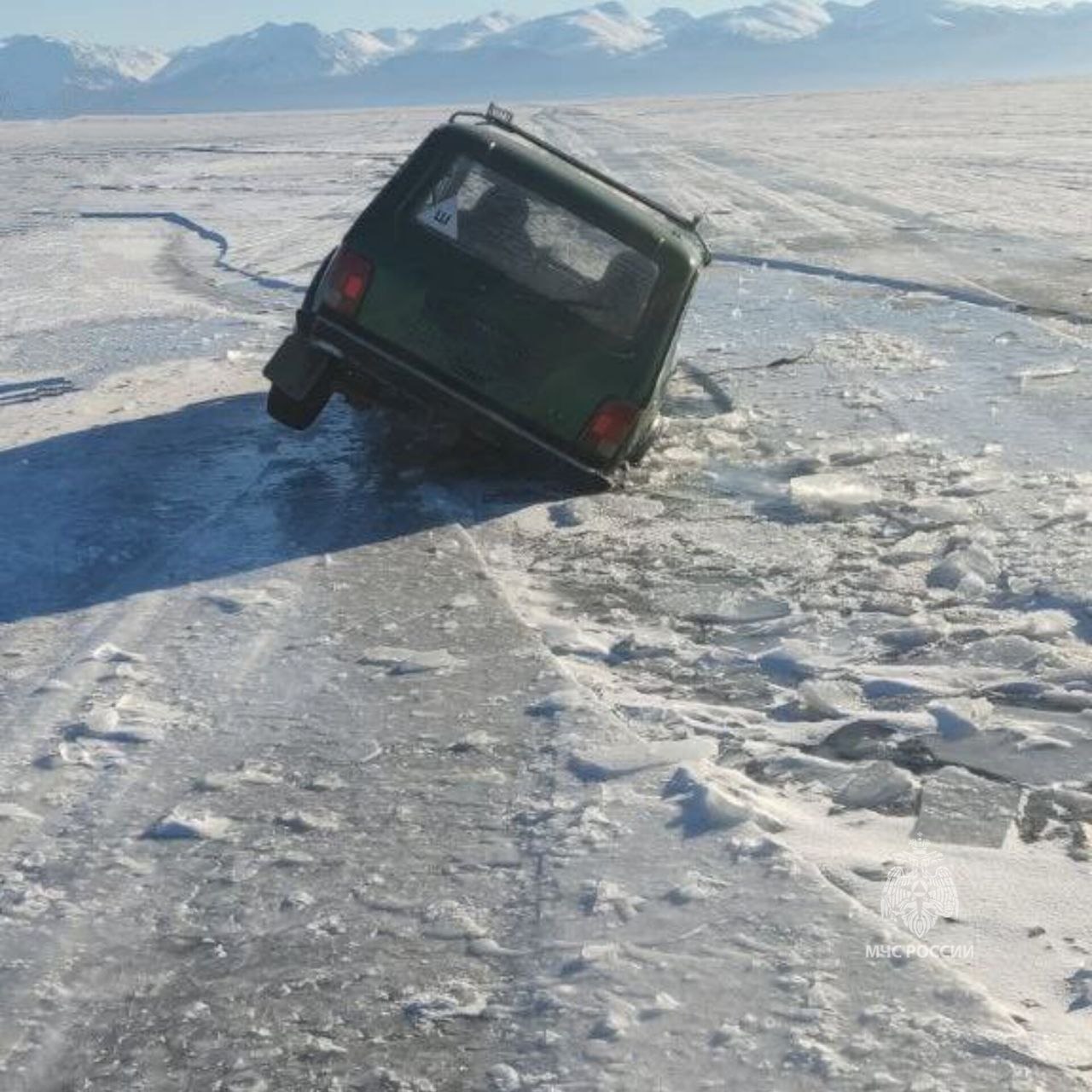 Фото В Бурятии под лёд Байкала провалились еще два автомобиля