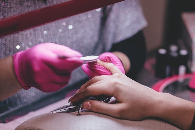 Фото В Забайкалье больных COVID женщин заставили снять лак с ногтей
