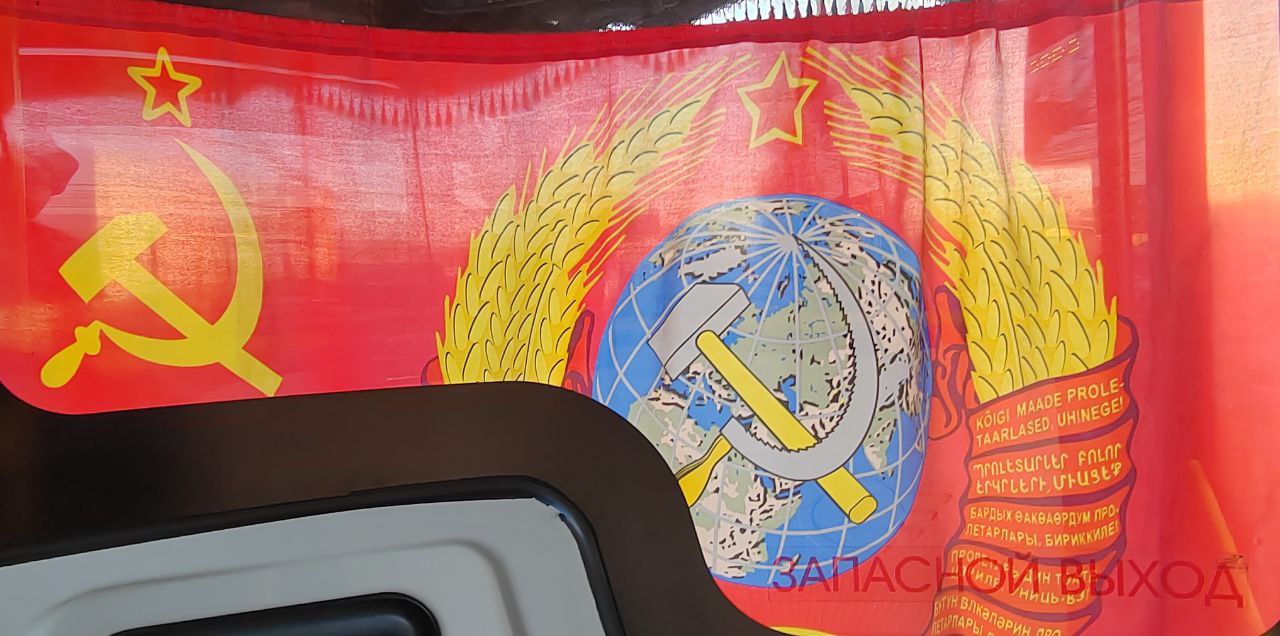 Фото В автобусах Улан-Удэ вывесили знамя великой страны