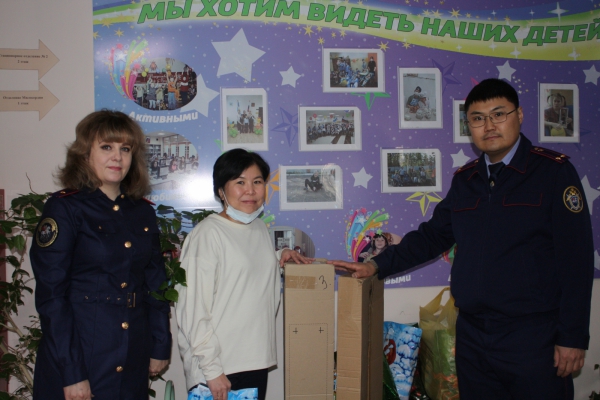 Фото В Улан-Удэ воспитанники «Журавушки» получили подарки от следователей
