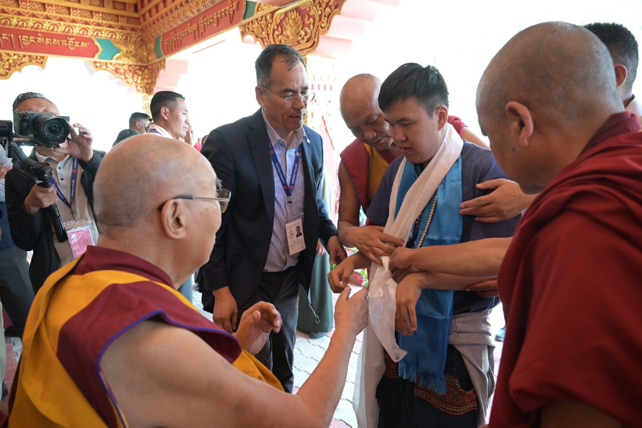 Фото Музыкант из Бурятии Лудуб Очиров поздравил Далай-ламу с юбилеем