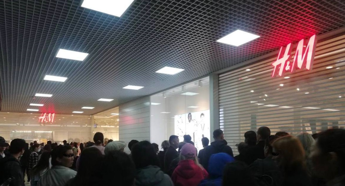 Фото Жители Улан-Удэ атаковали магазин H&M