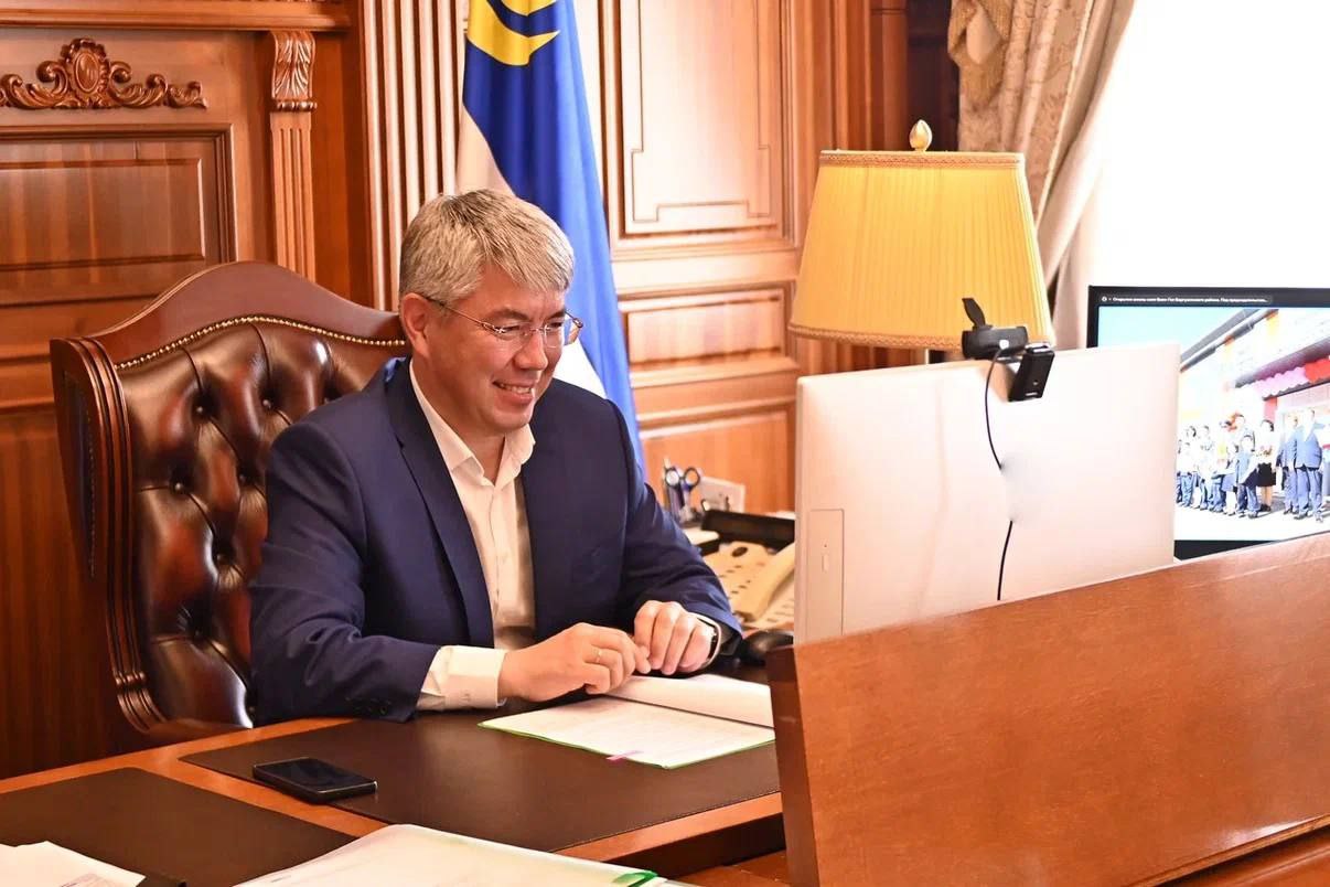 Фото Глава Бурятии в День знаний дистанционно открыл новую школу