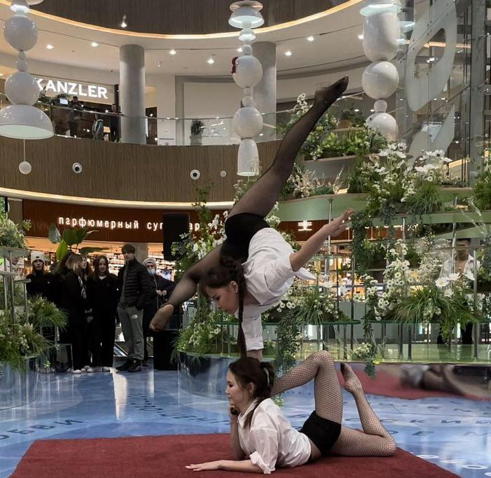 Фото Цирк Бурятии провел необычное выступление в крупнейшем торговом центре Хабаровска