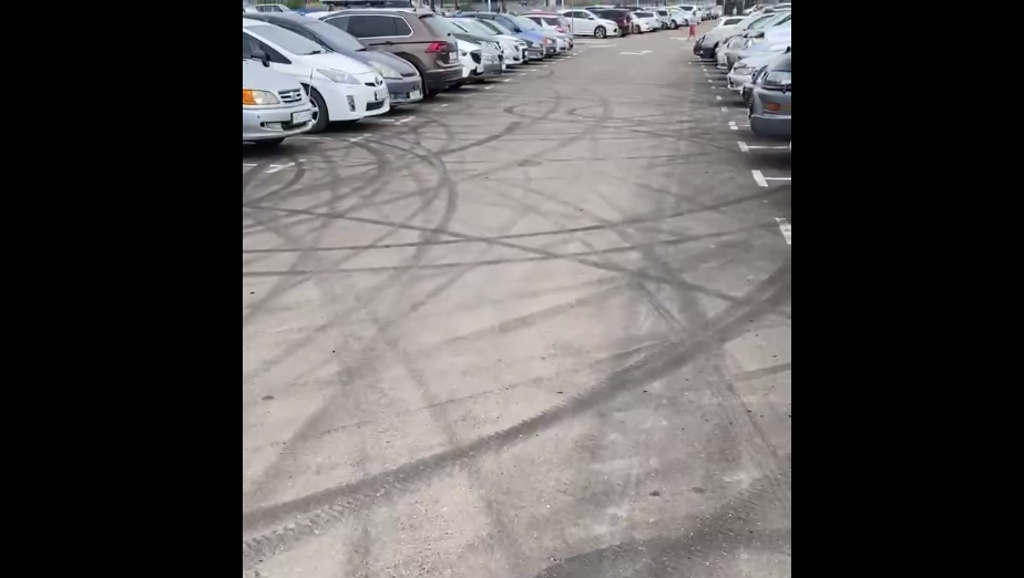 Фото В Улан-Удэ дрифтеры оккупировали новую парковку и оставили без сна местных жителей
