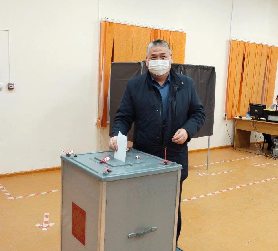 Фото Председатель горсовета Улан-Удэ проголосовал на выборах