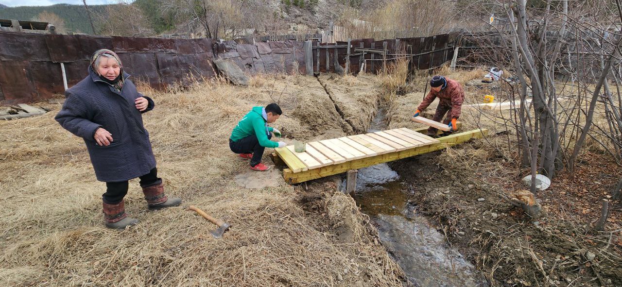 Фото Волонтеры из Бурятии построили мост для одинокой бабушки