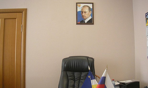 Фото Пресс-секретарь президента заявил, что рвать фотографии Путина – «наверное, плохо»
