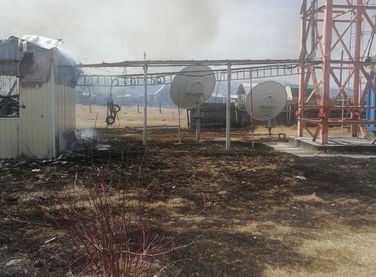 Фото В Тункинском районе Бурятии сгорело здание теле-радио-передающего центра