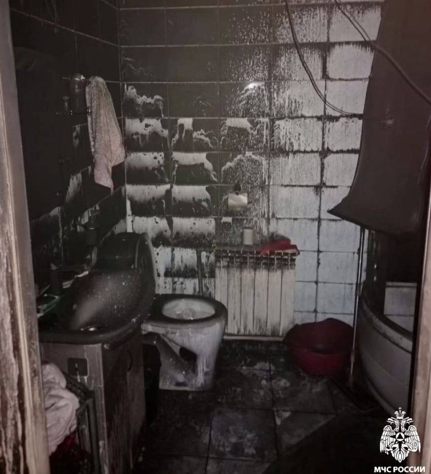 Фото В Улан-Удэ пожарные спасли мать с трехлетним ребенком