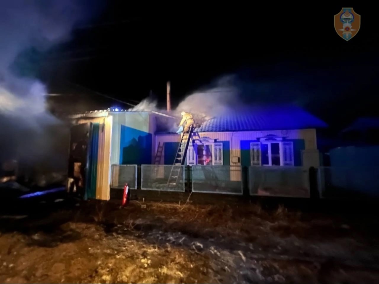 Фото В Кабанском районе Бурятии в задымленном доме погиб пожилой мужчина