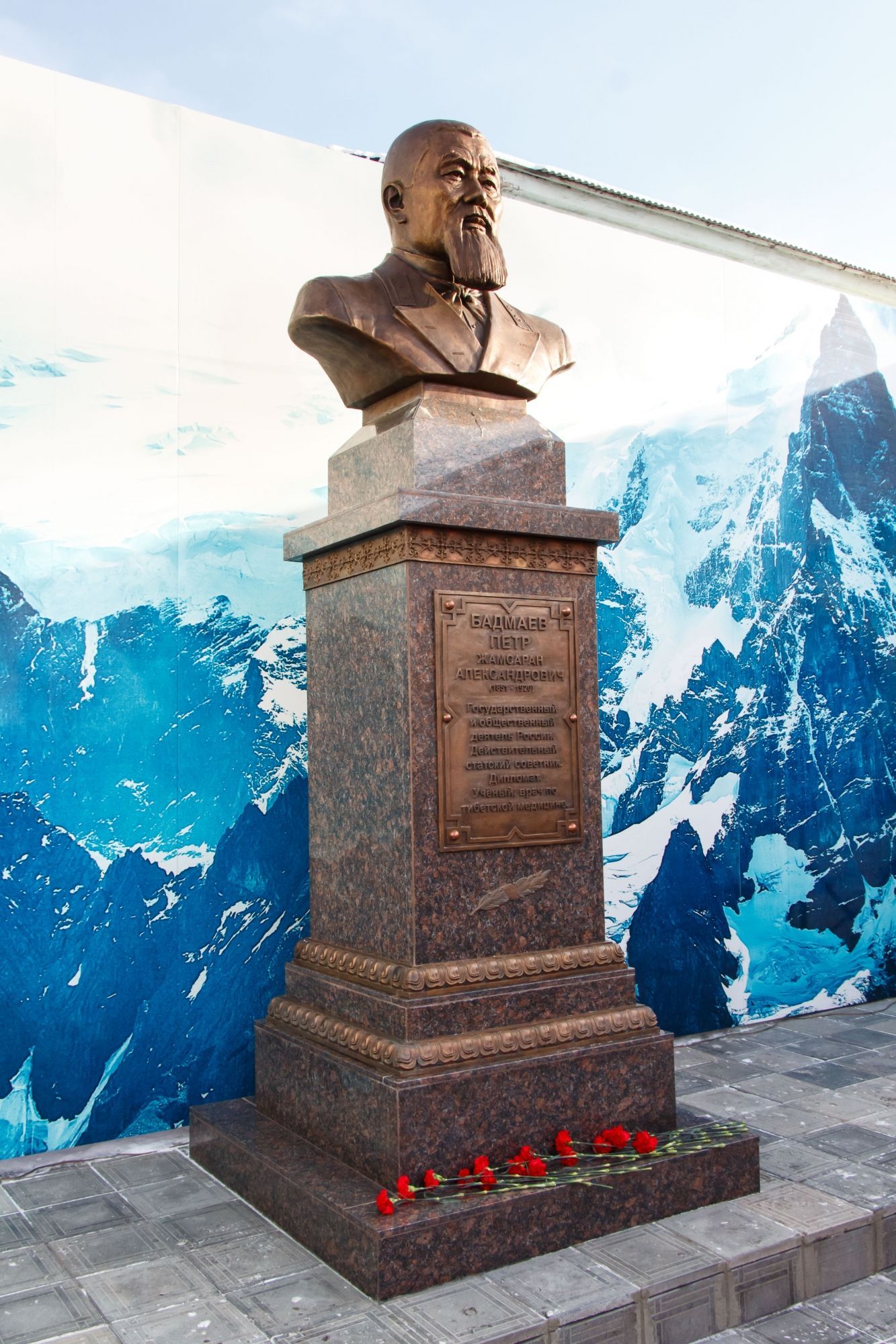 Фото На территории Музея истории города Улан-Удэ открыли памятник Петру Бадмаеву 