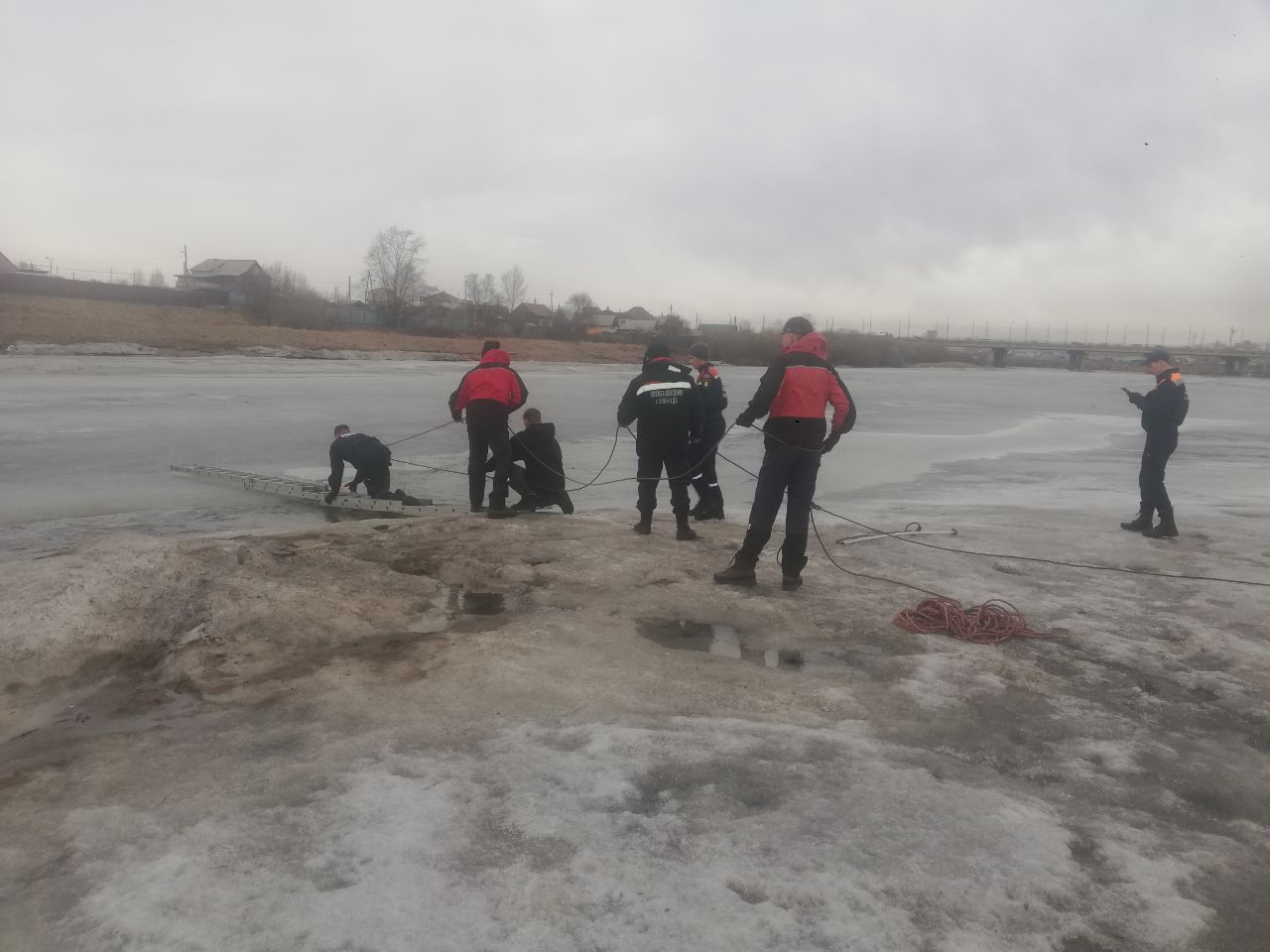 Фото На реке Уда в Улан-Удэ женщина провалилась под лед и утонула (ДОПОЛНЕНО)