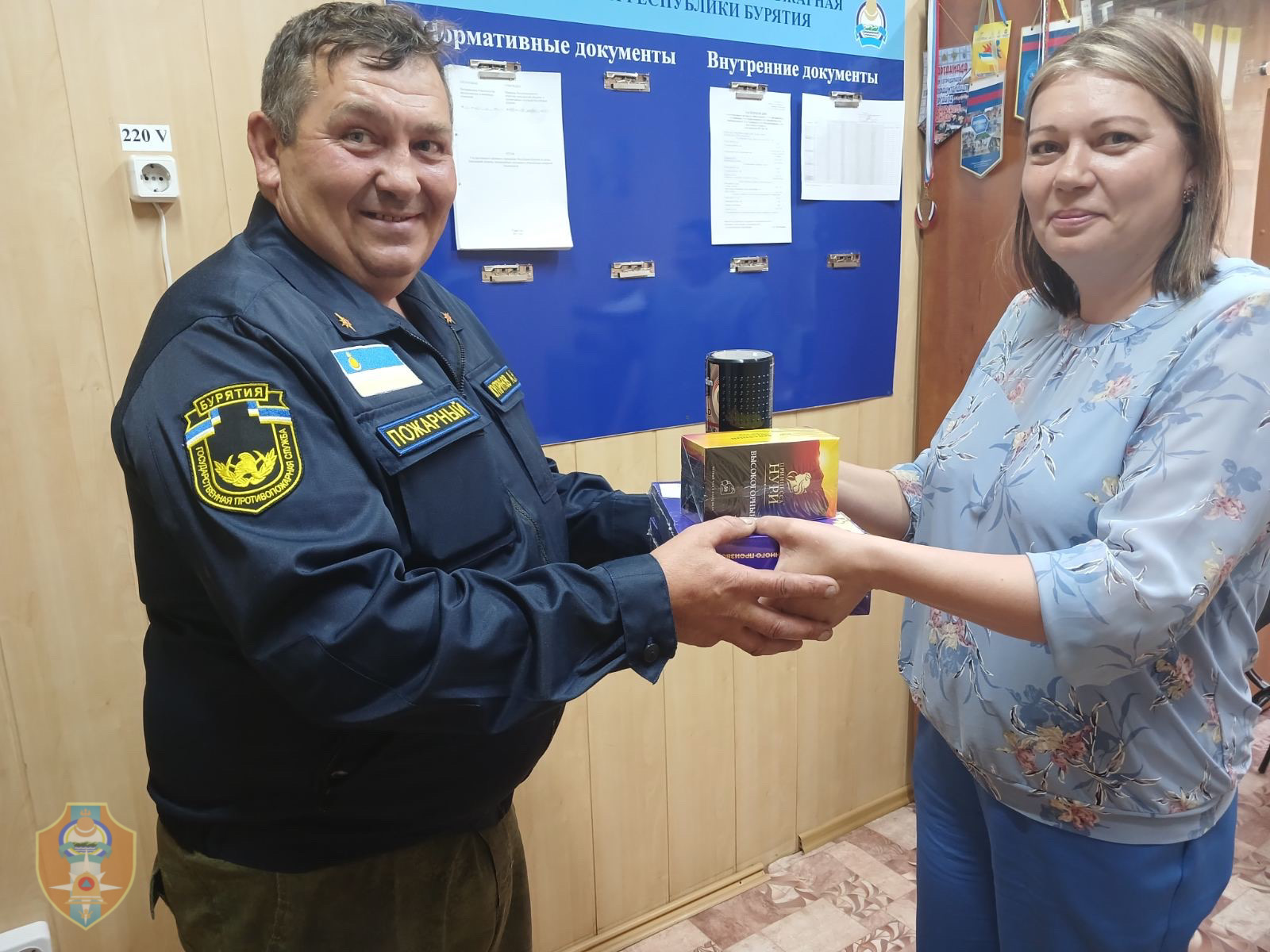 Фото В Бурятии спасатели через балкон зашли в запертую с малышом квартиру