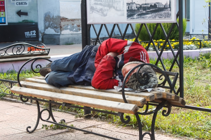 Фото Улан-удэнец украл у спящего на остановке мужчины более 30 тыс рублей
