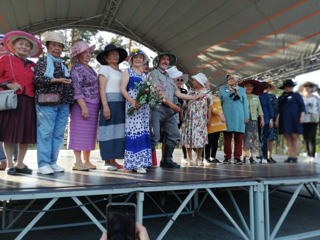 Фото В Улан-Удэ прошел конкурс шляп среди «самых старших» горожан (ФОТО)
