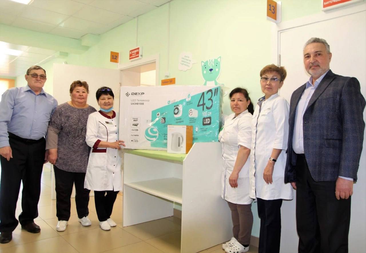 Фото В Бурятии депутаты из Кяхты подарили местной больнице чайник и телевизор