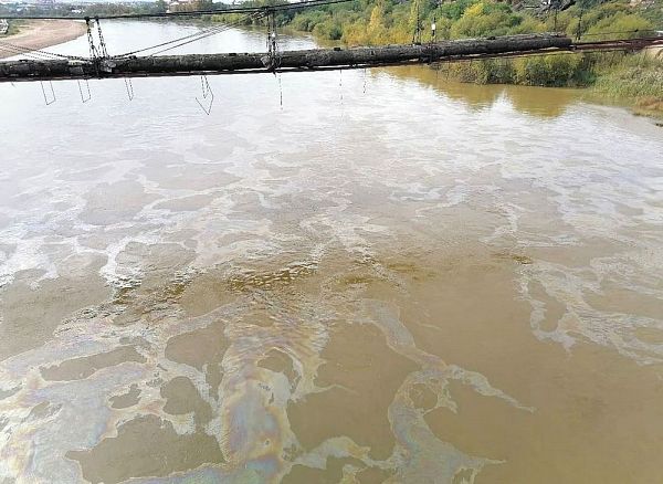 Фото В Улан-Удэ дизельное топливо из большегруза попало в реку