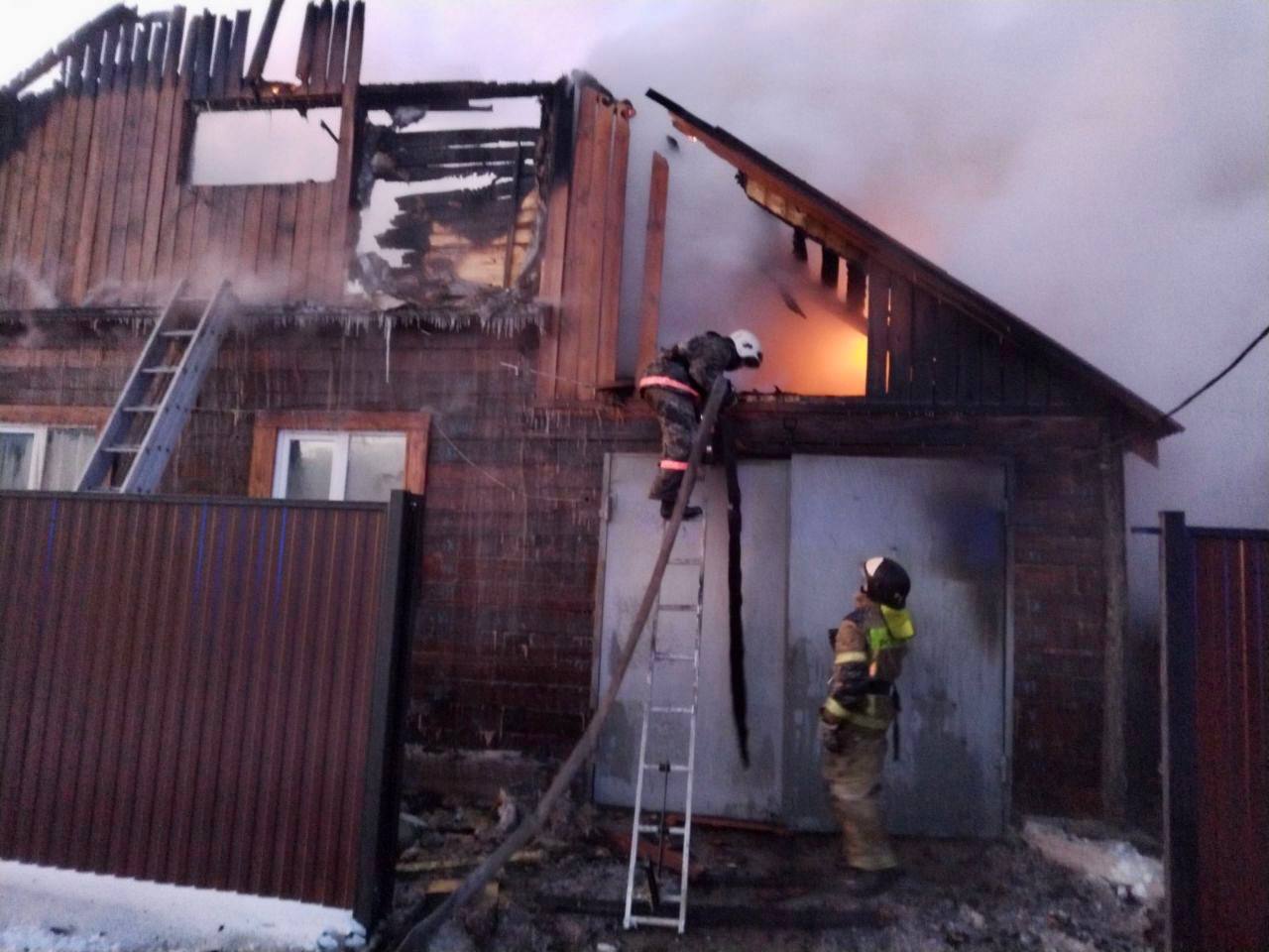 Фото В Бурятии огонь уничтожил дом и повредил часть построек на соседнем участке