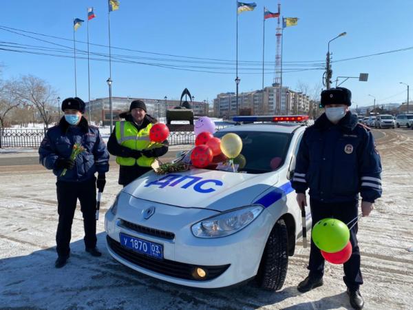 Фото На улицы Улан-Удэ вышел праздничный патруль ГИБДД