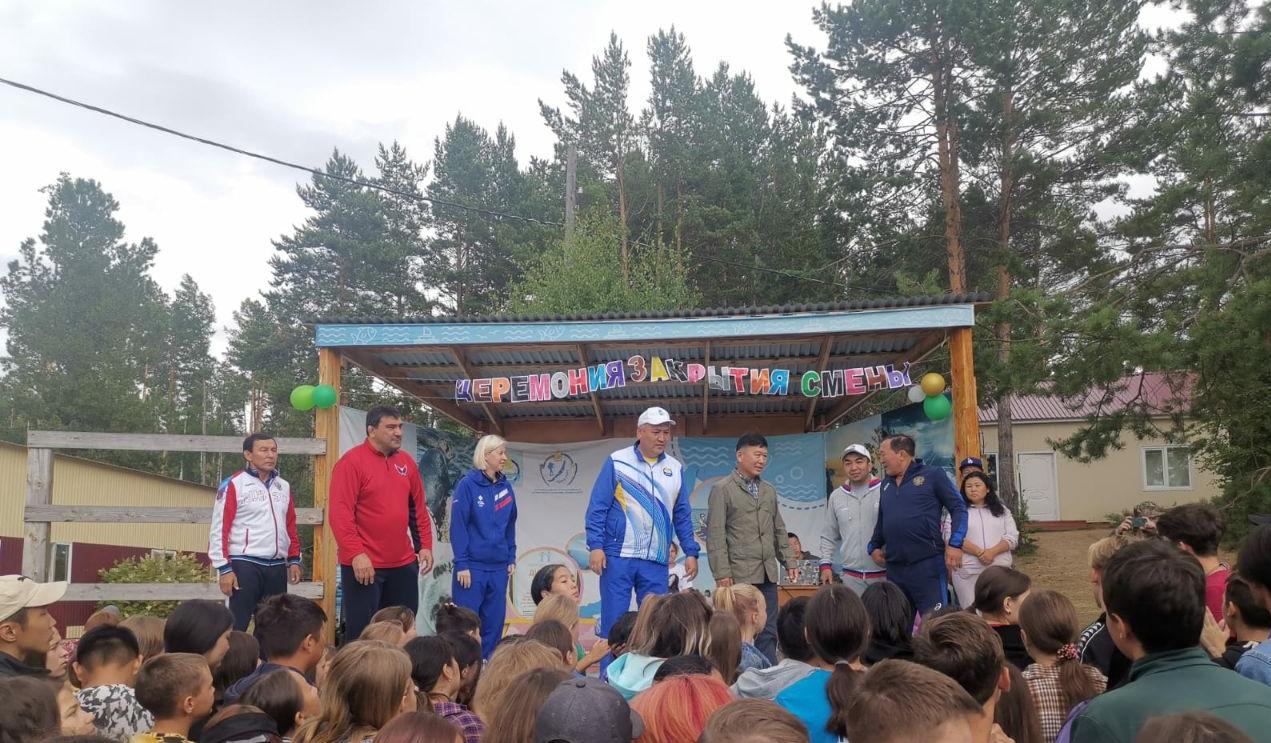 Фото В Бурятии легендарные олимпийцы и дети из ДНР станцевали Ёхор на Байкале (ВИДЕО)