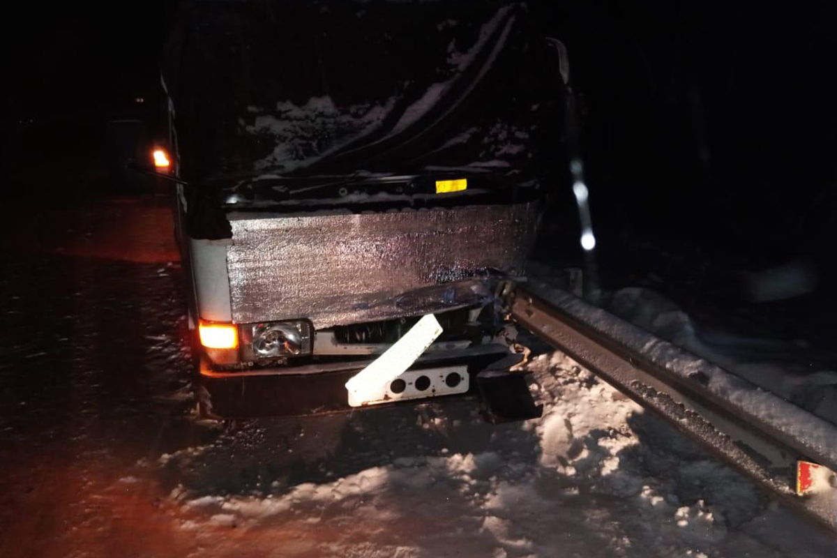 Фото В Бурятии водитель грузовика влетел в дорожное ограждение