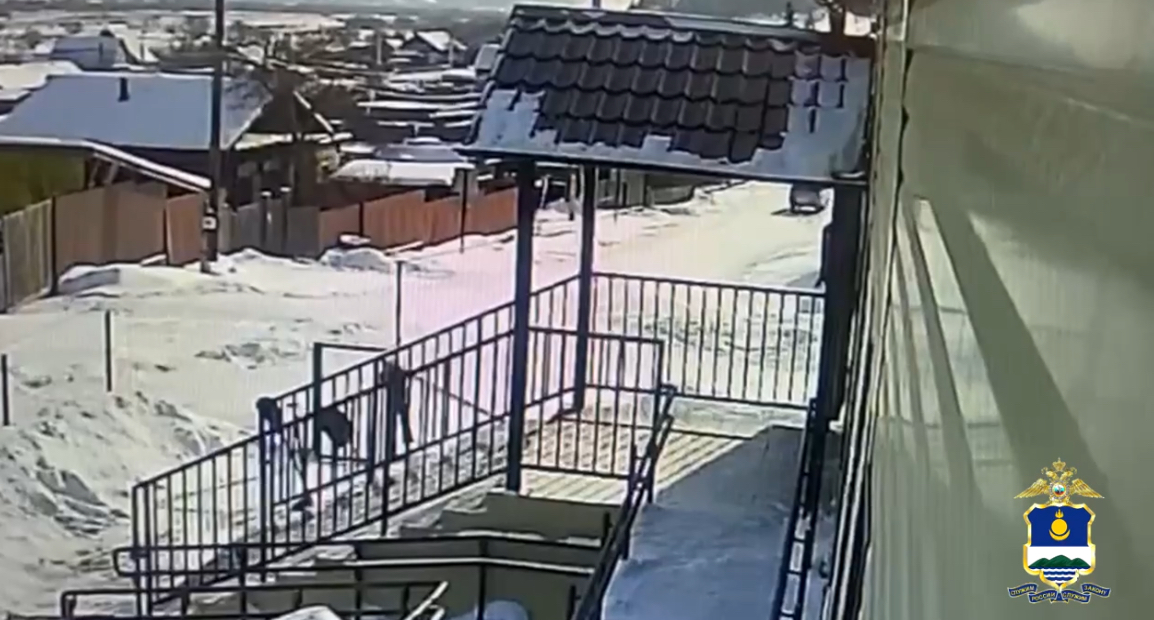Фото Маленькая девочка на ватрушке в селе Бурятии попала под машину