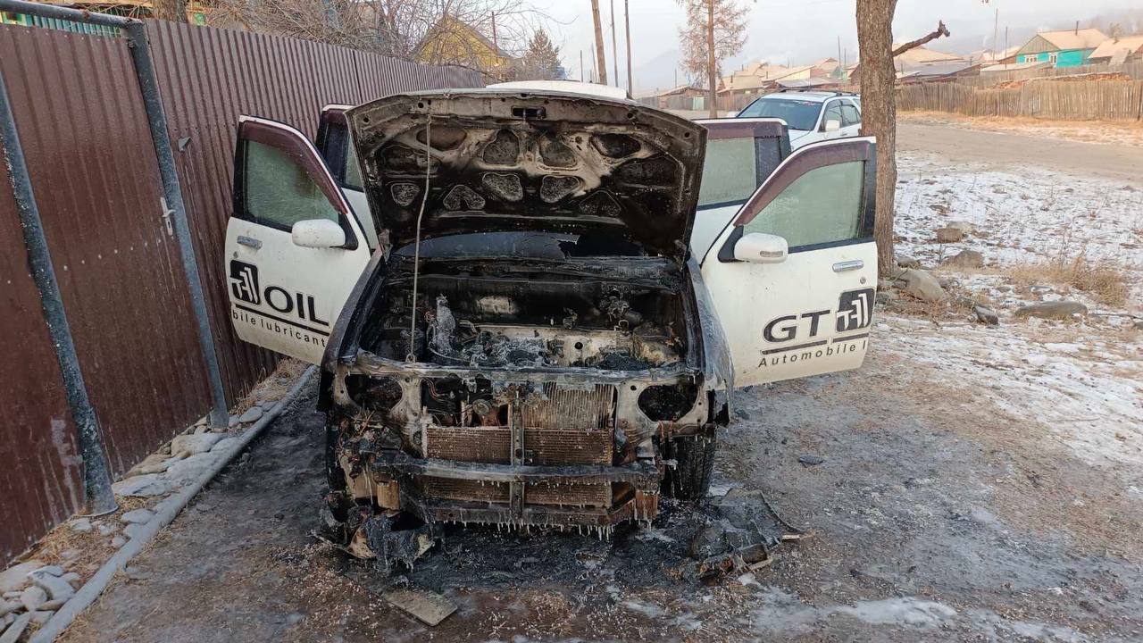 Фото В Бурятии прогревание легкового автомобиля Ниссан Куб закончилось пожаром