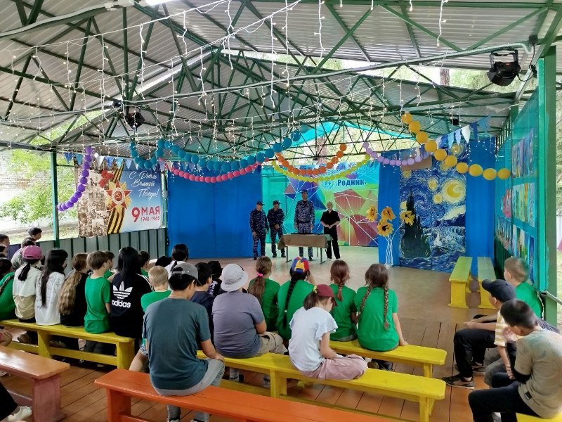 Фото В Бурятии сотрудники Росгвардии провели патриотический урок в летнем лагере