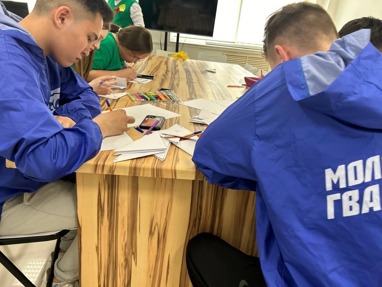 Фото В Бурятии волонтеры и студенты написали письма бойцам СВО