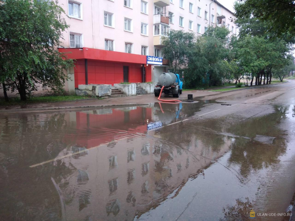 Фото За ночь с улиц Улан-Удэ откачали 600 кубов воды