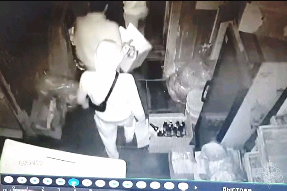 Фото Трое мужчин в Улан-Удэ ради пива и снеков взломали ночью магазин