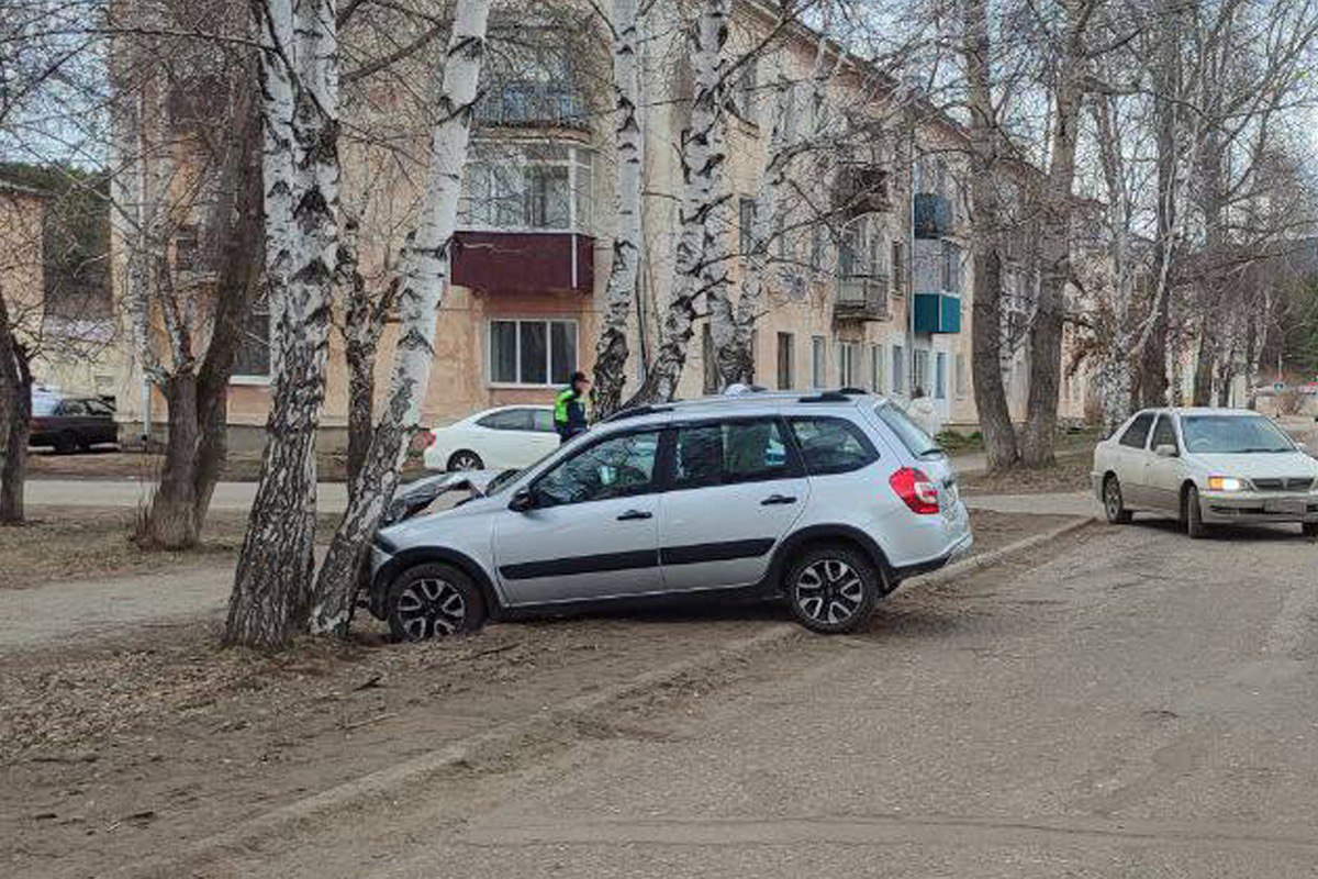 Фото В районе Бурятии водитель влетел в ограждение 
