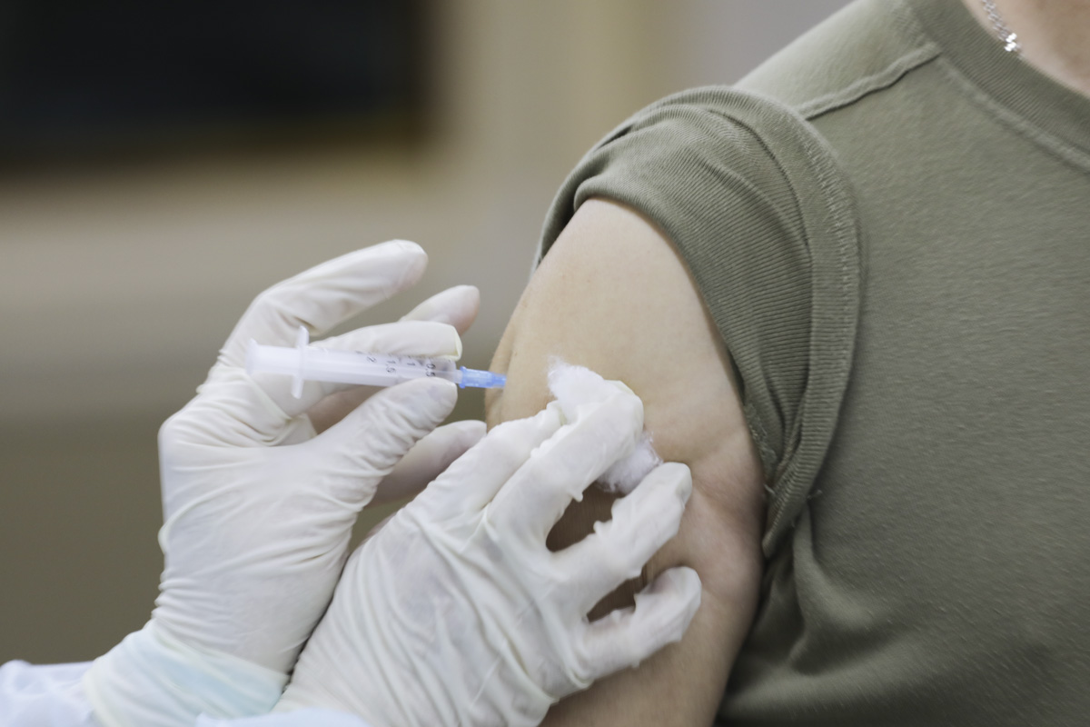 Фото Военным Бурятии доставили более 1,5 тысяч доз вакцины от COVID-19